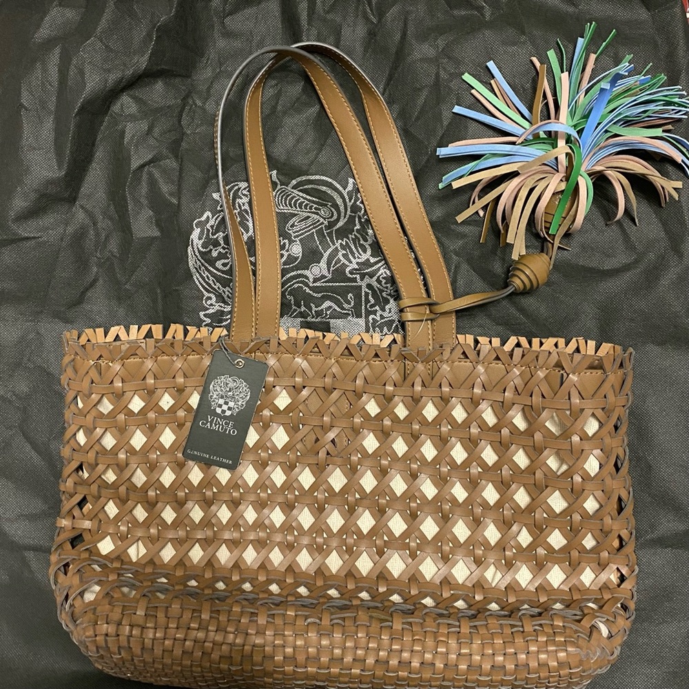 🐬NWT🐬Vince Camero Tote🐬Leather🐬With Dustbag🐬